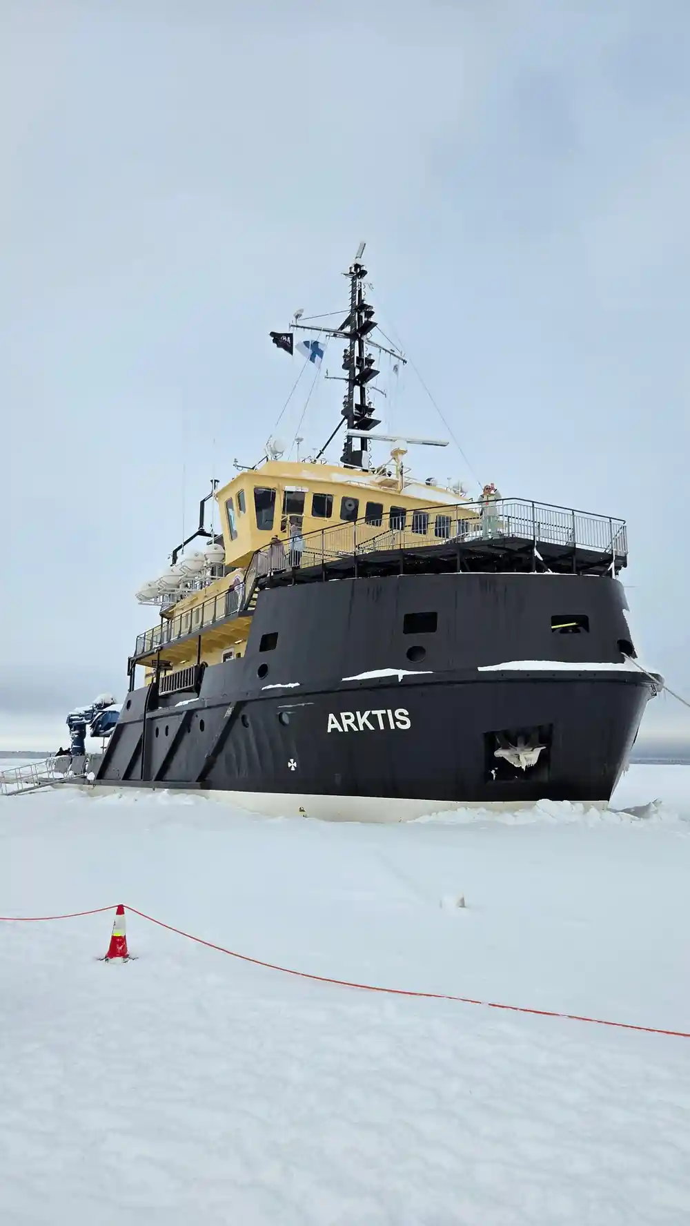 Arktis stopped on the ice, seen from the side