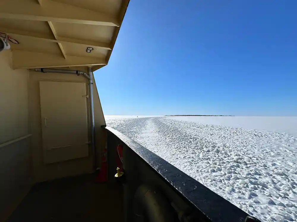 The channel of broken ice running astern of the ship